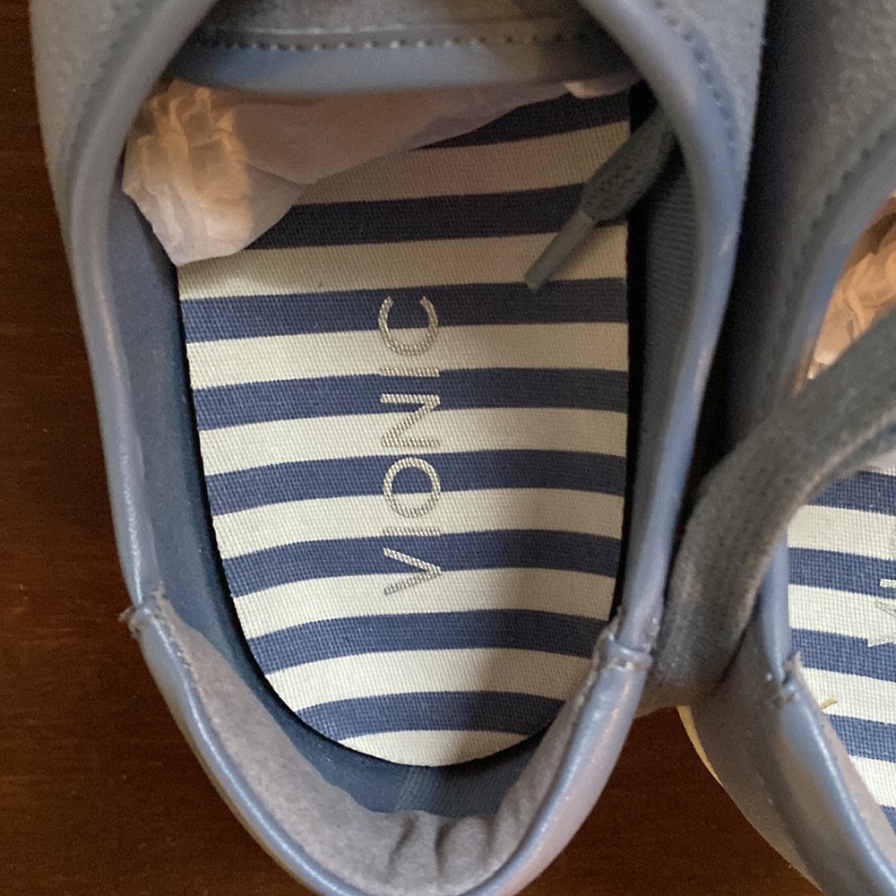 New Vionic sneakers - Picture 3 of 4